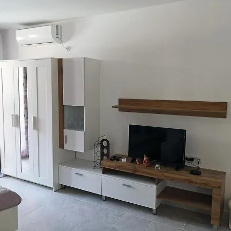 Comfortable Ground Floor Studio Apartment *